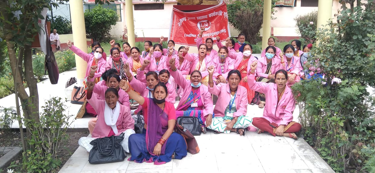 Ashas demonstrated against Minister of State Rekha Arya