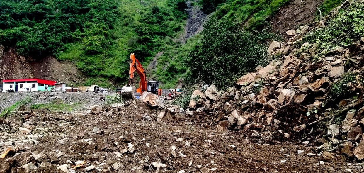 Badrinath Highway problem due to blockage at places