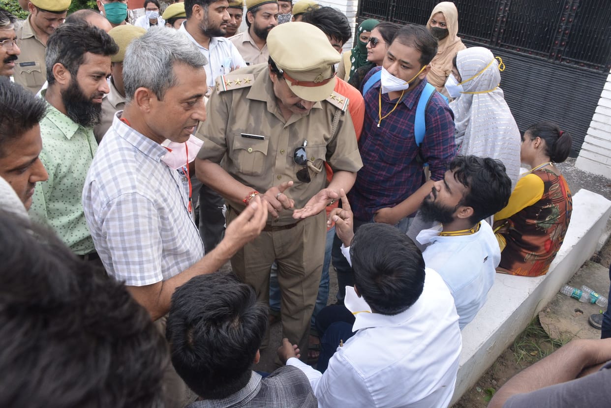 Aligarh: Resident doctors surrounded VC residence demanding to open book bank