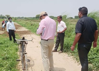 रफ़रोजाबाद ! शिकोहाबाद के गलामई में मनरेगा अभियान के तहत चल रहे कार्य को देखते डीसी मनरेगा अजयकुम