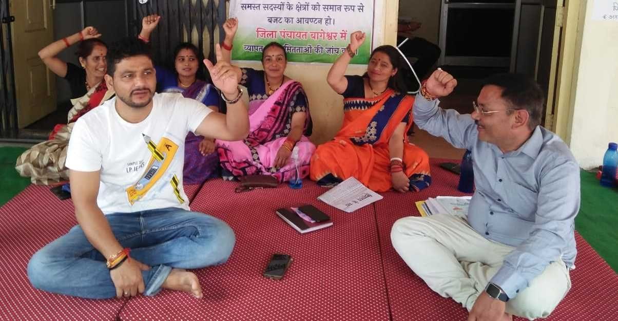 The movement of district panchayat members continued