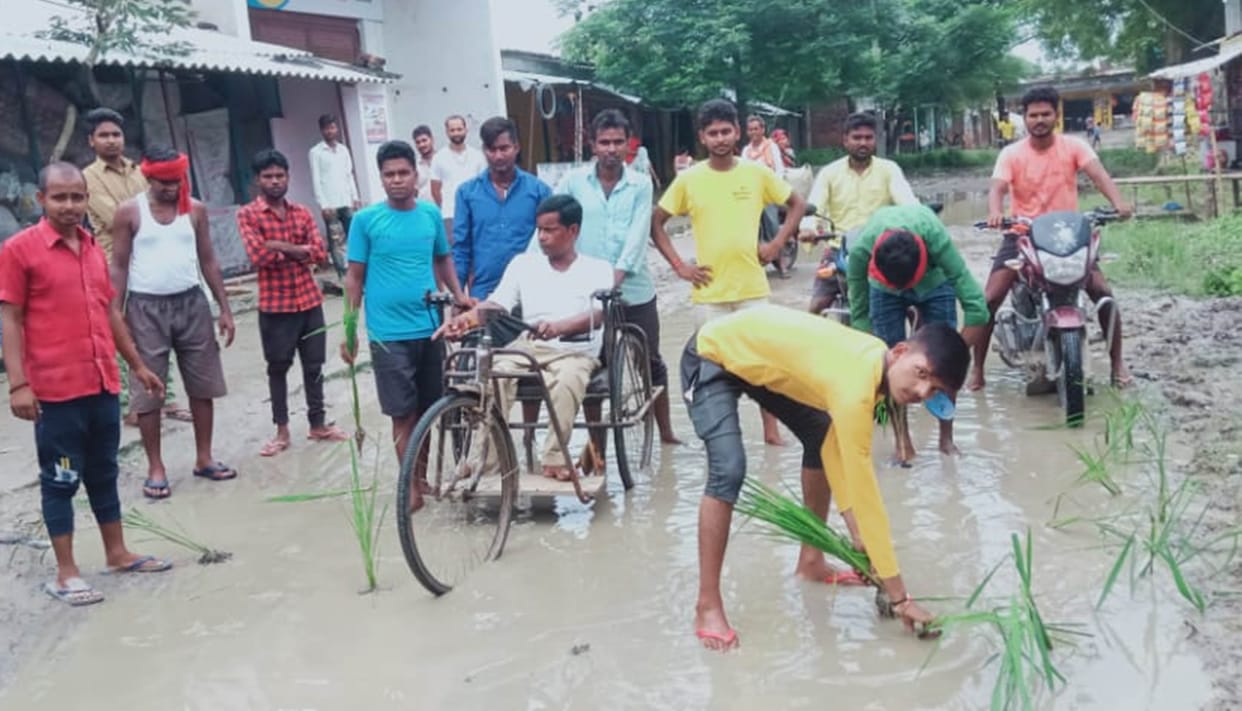Demonstration by planting paddy