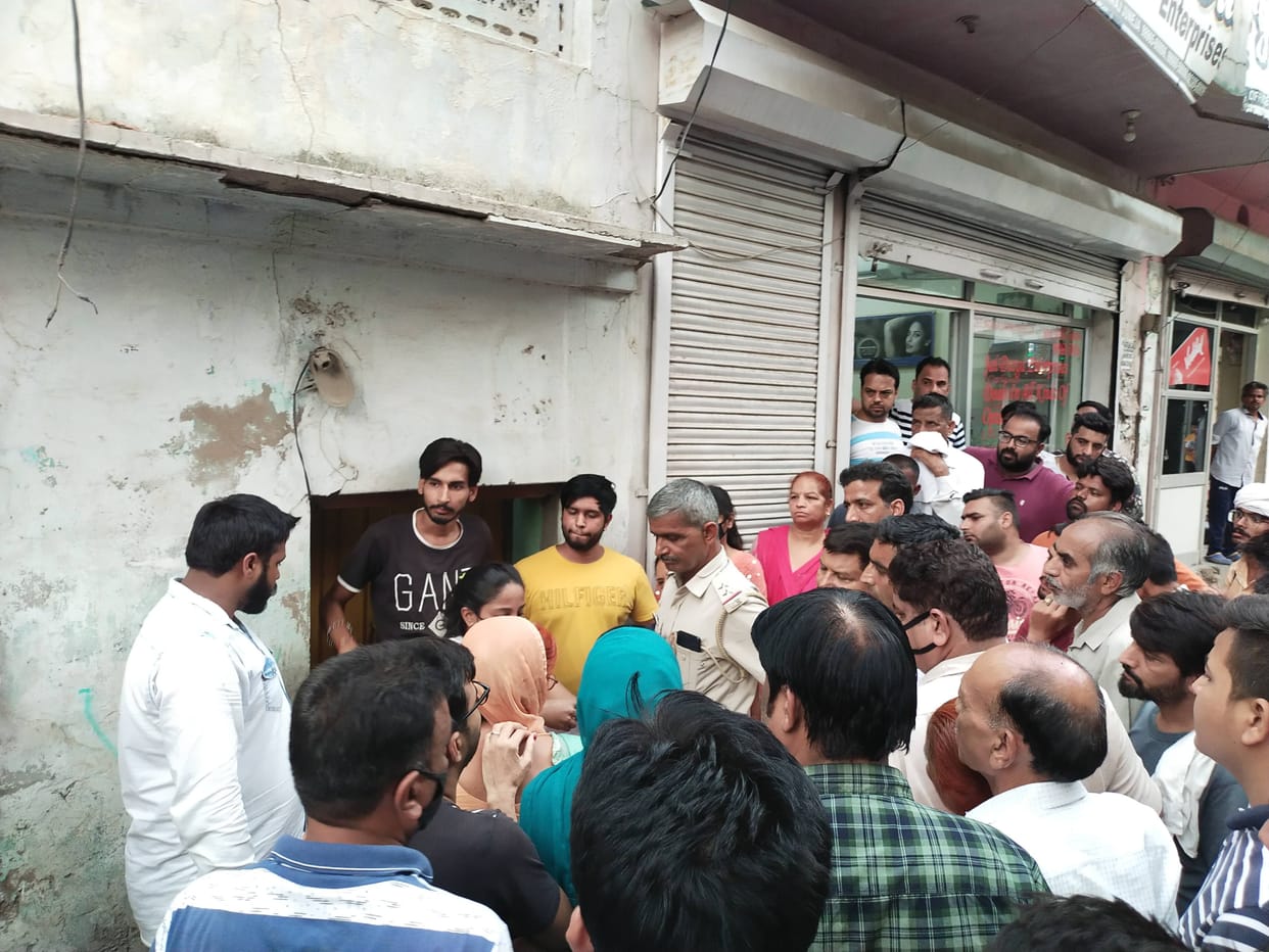 Attempt to capture the house, two youths in custody, two absconding