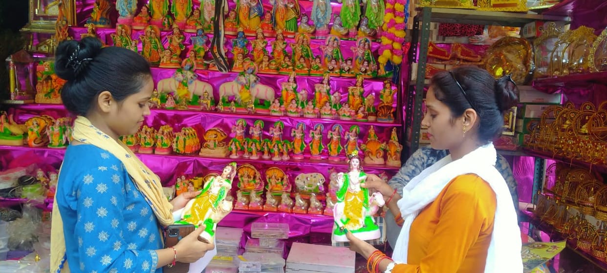 Laddu Gopal will sit on a decorative swing wearing a fancy crown, market decorated for Shri Krishna Janmashtami in Sonbhadra