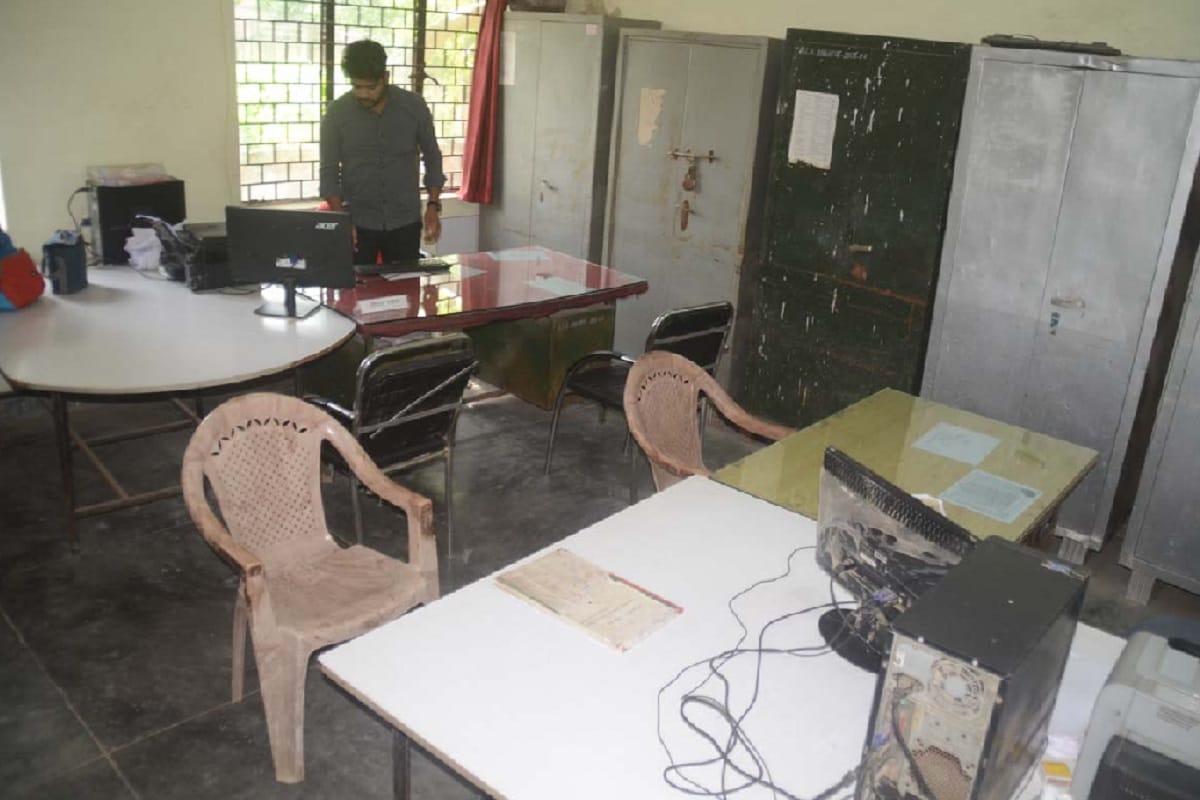 Amar Ujala Live Report: The officers and employee of Education department is not reach to time in office in Baghpat