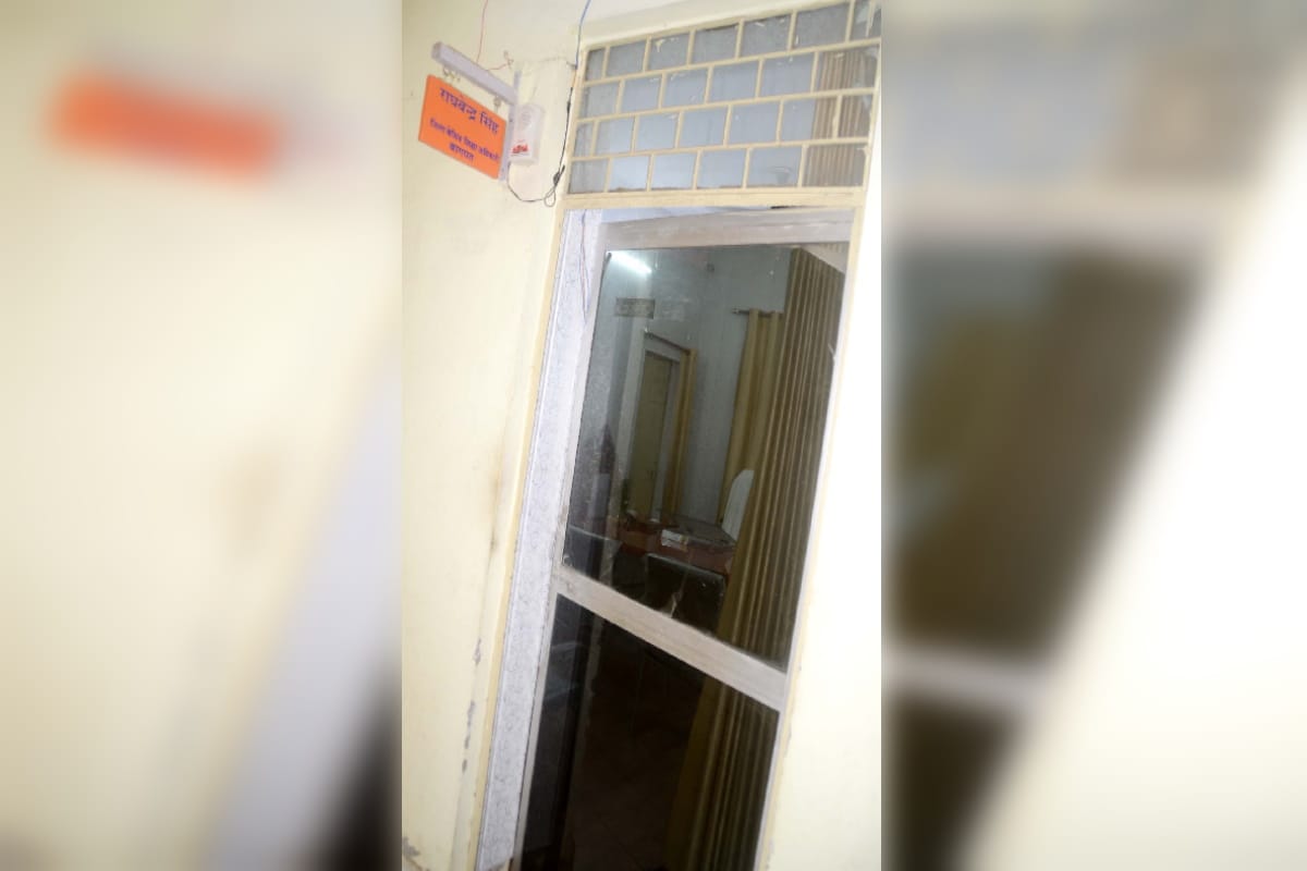 Amar Ujala Live Report: The officers and employee of Education department is not reach to time in office in Baghpat