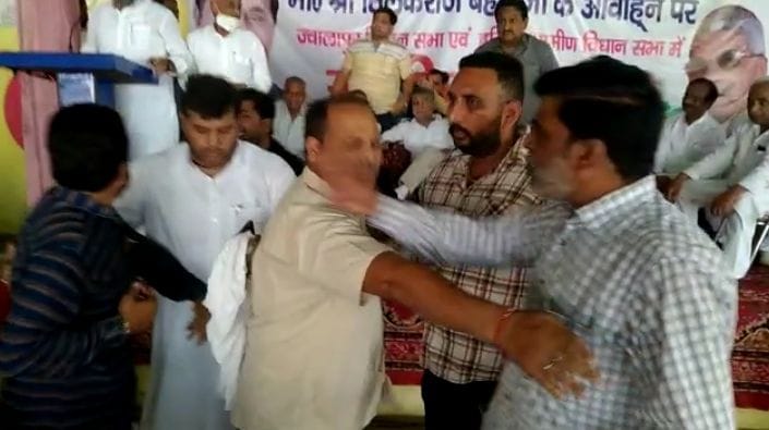 Congressmen clashed in front of Behad in Bahadurabad