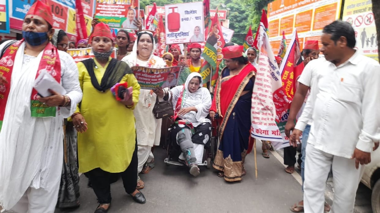 Hallabol demonstration against inflation and harassment of women