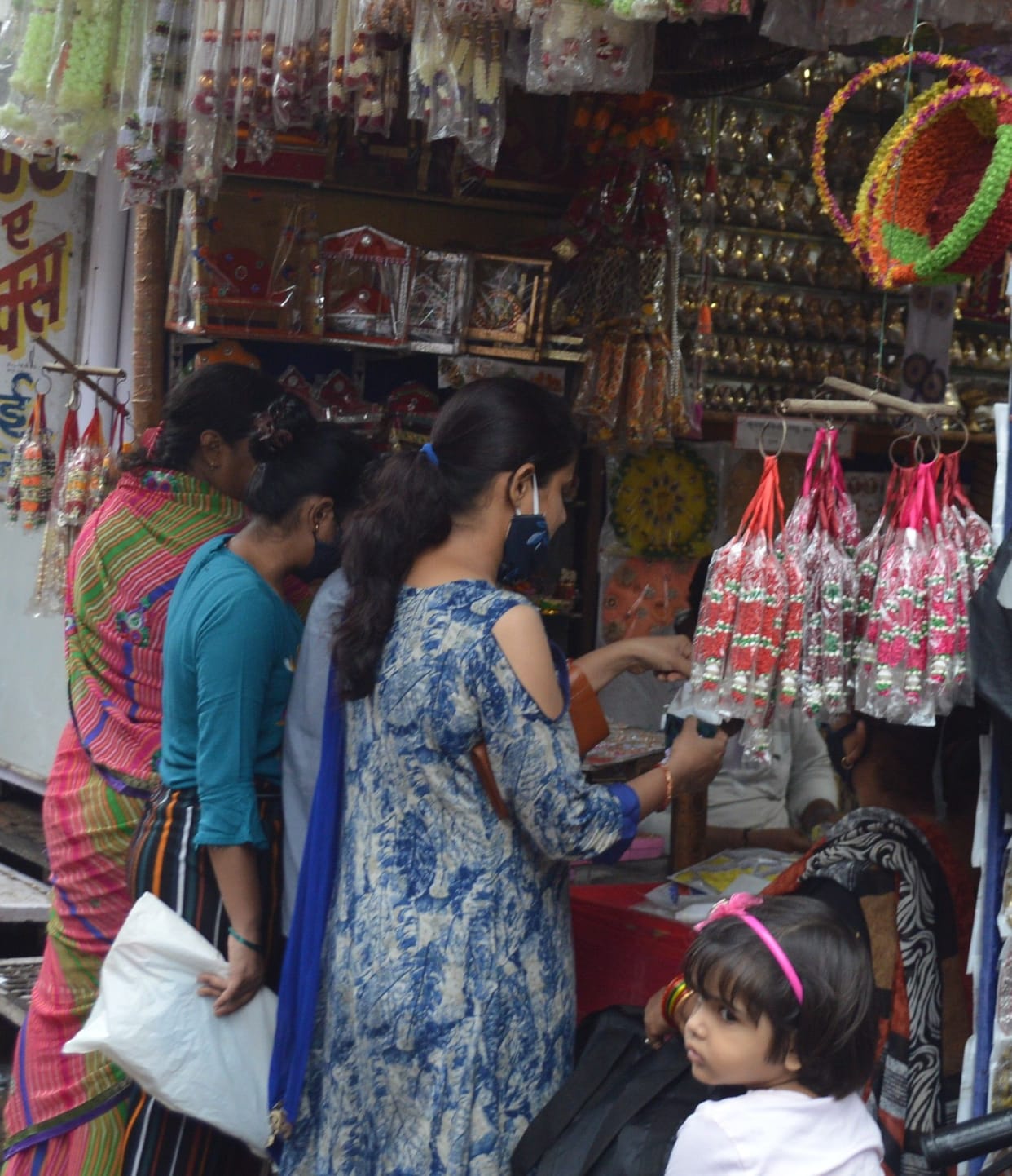 Hathras: Markets are buzzing for Janmashtami shopping