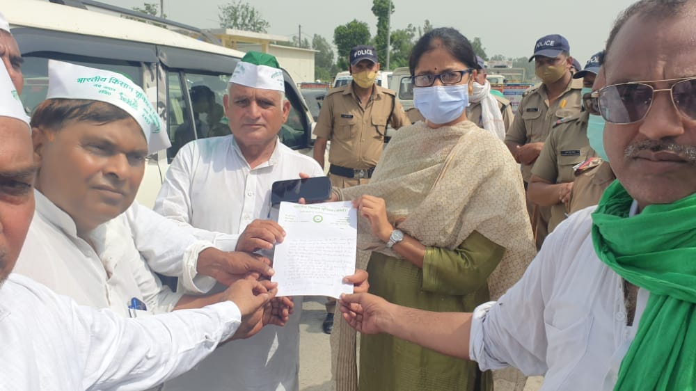 The workers of Bhakiyu Tomar were stopped at the border while traveling to Haridwar.
