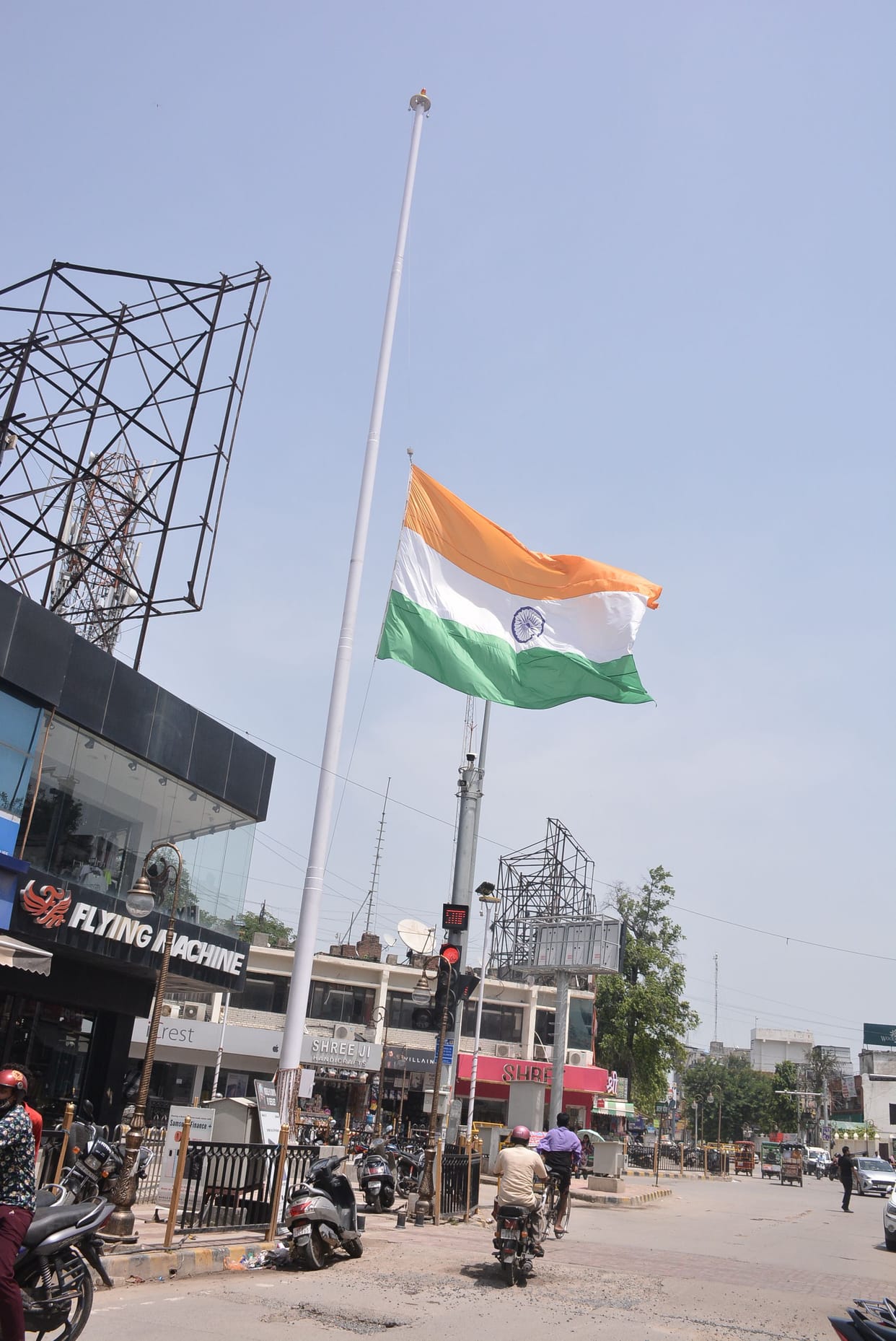 Even after the end of the state mourning, the tricolor was bowing at the center point
