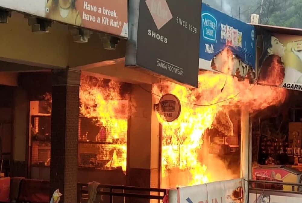 Badrinath Highway: Fire Broke Out in Sweet shop at chamoli market after Cylinder Blast photos
