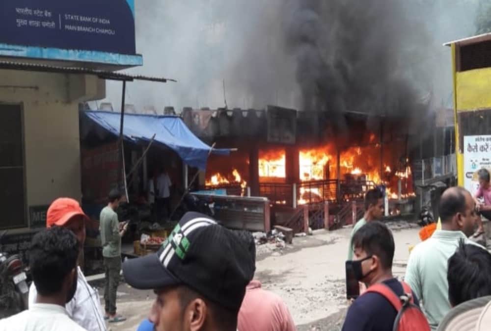 Badrinath Highway: Fire Broke Out in Sweet shop at chamoli market after Cylinder Blast photos