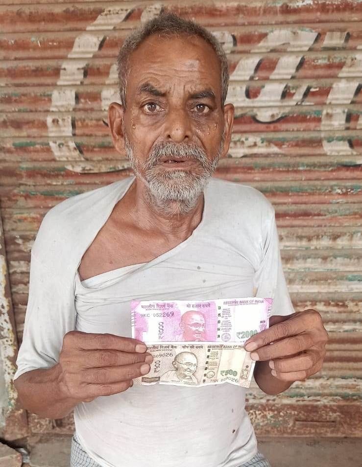 Hathras: Cheated from pan masala seller by giving fake notes of two and a half thousand