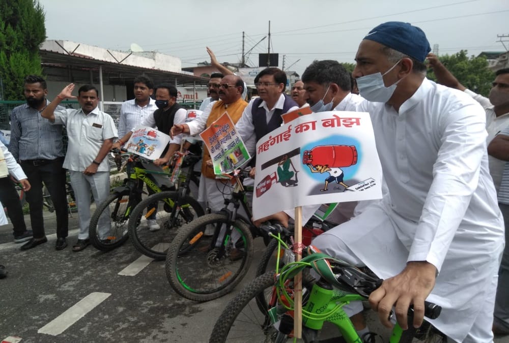 Uttarakhand Assembly Monsoon Session 2021: Congress MLAs Reach Vidhan Sabha on cycle against Inflation Photos