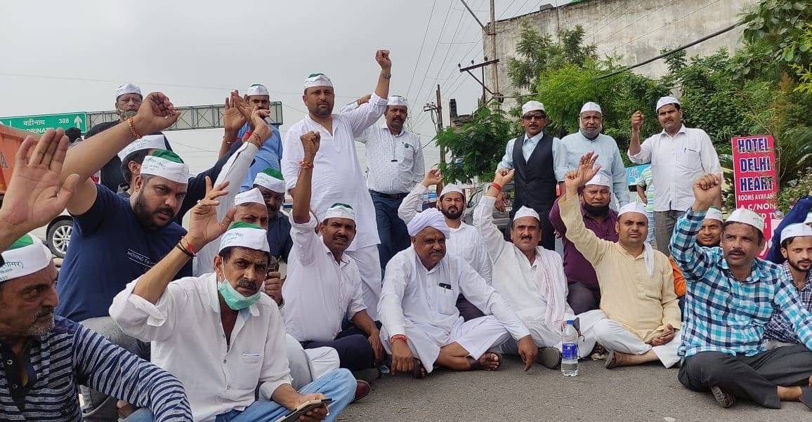 When the police stopped the way, the farmers blocked the highway