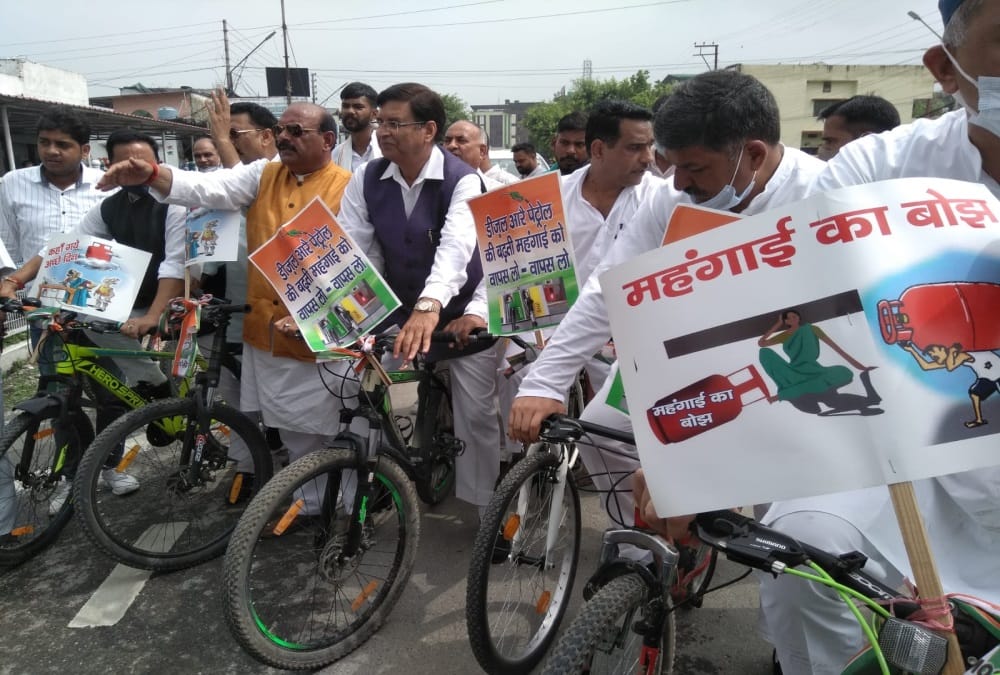 Uttarakhand Assembly Monsoon Session 2021: Congress MLAs Reach Vidhan Sabha on cycle against Inflation Photos