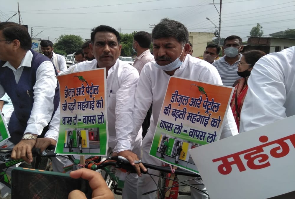 Uttarakhand Assembly Monsoon Session 2021: Congress MLAs Reach Vidhan Sabha on cycle against Inflation Photos