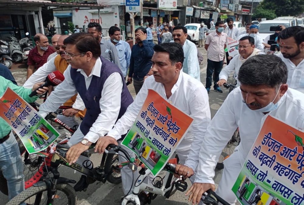 Uttarakhand Assembly Monsoon Session 2021: Congress MLAs Reach Vidhan Sabha on cycle against Inflation Photos
