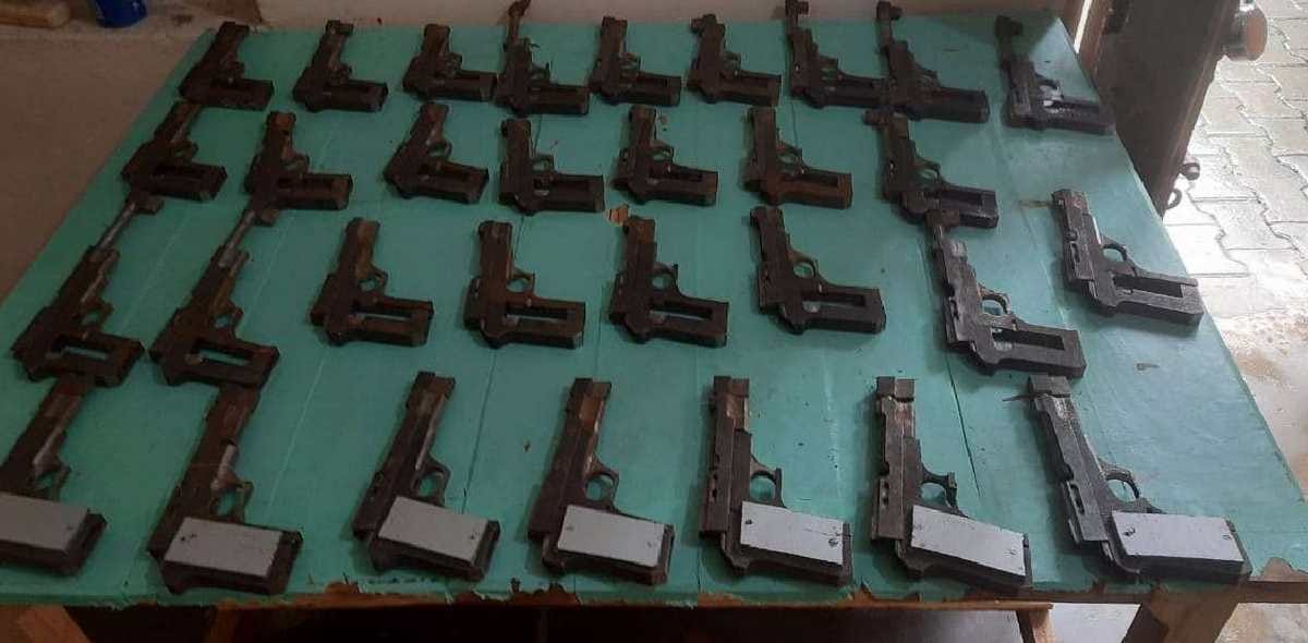 Gorakhpur and Bihar STF raided with police at illegal arms factory in mau nine people arrested including women yet
