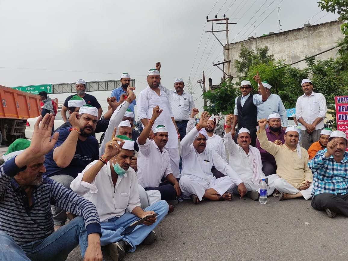 kisan andolan in Haridwar: farmers of the Bhartiya Kisan Union Tomar group sitting on a dharna near shantikunj