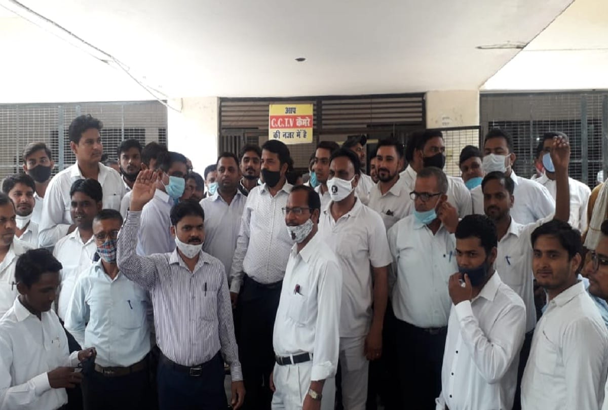 scuffle between police-lawyers over statement of girl lawyers boycotted work