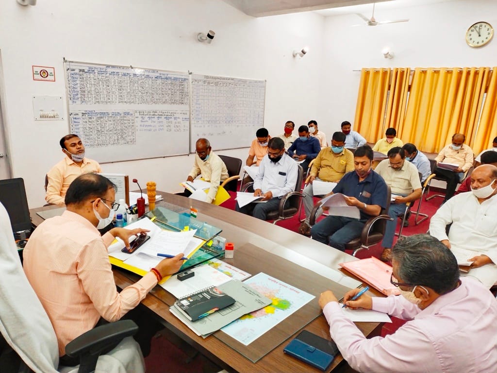 Sonbhadra DM bifurcated on the functioning of CMO, left the meeting