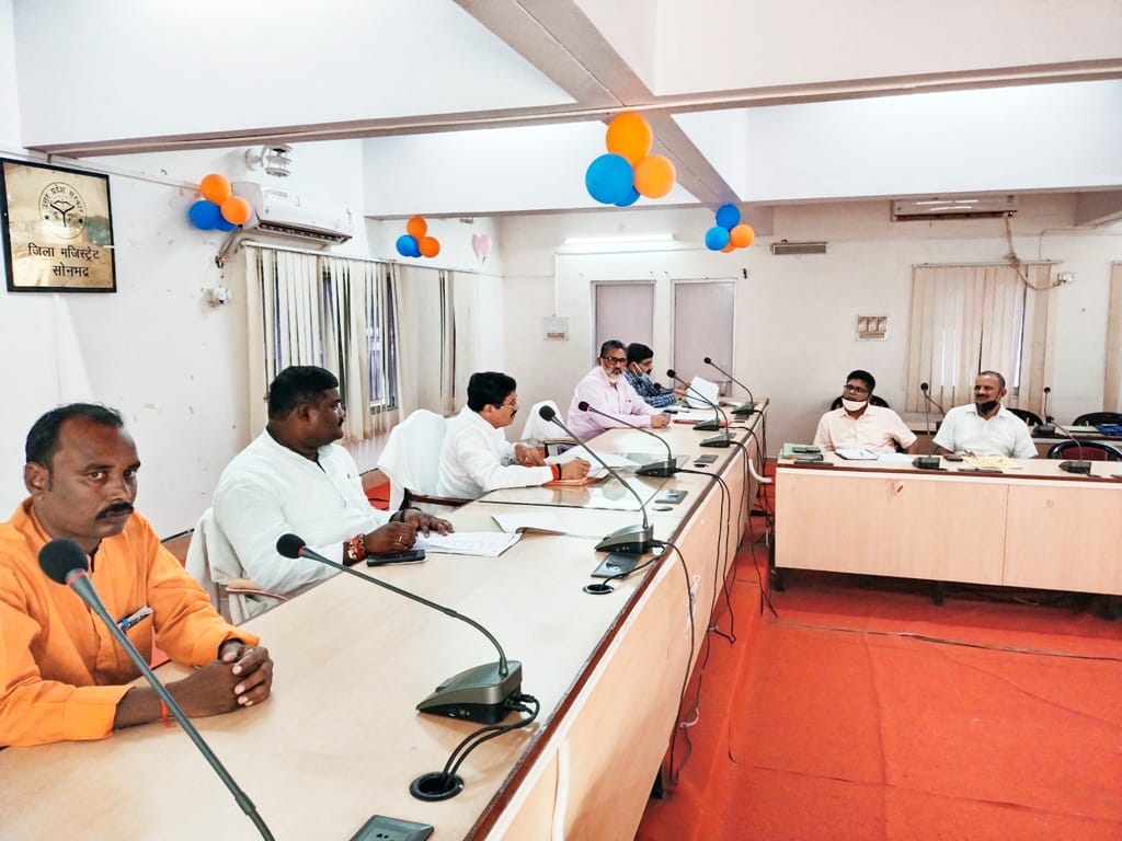 SC ST category gets the benefit of government facilities, Vice Chairman of the commission held a review meeting in Sonbhadra