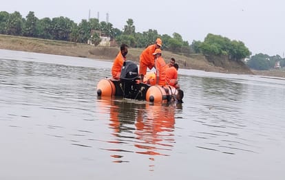 youth fell down from railway bridge and drowned in varuna river he was walking on railway track then hit train