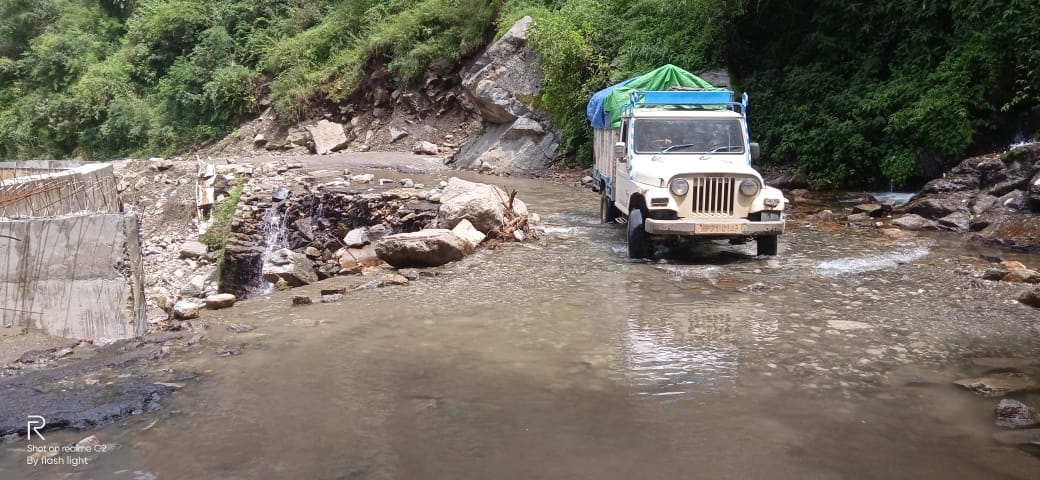 Crossing Kanda Nala becomes a challenge for small vehicles drivers, Shocks on the installation of vehicles, potholes on the 18 km route from Rajgarh to Kandanala