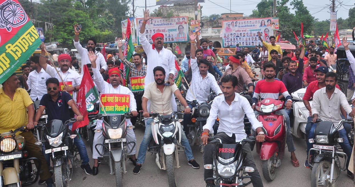 The SPs took out a bike rally, raised slogans against the state government over public problems