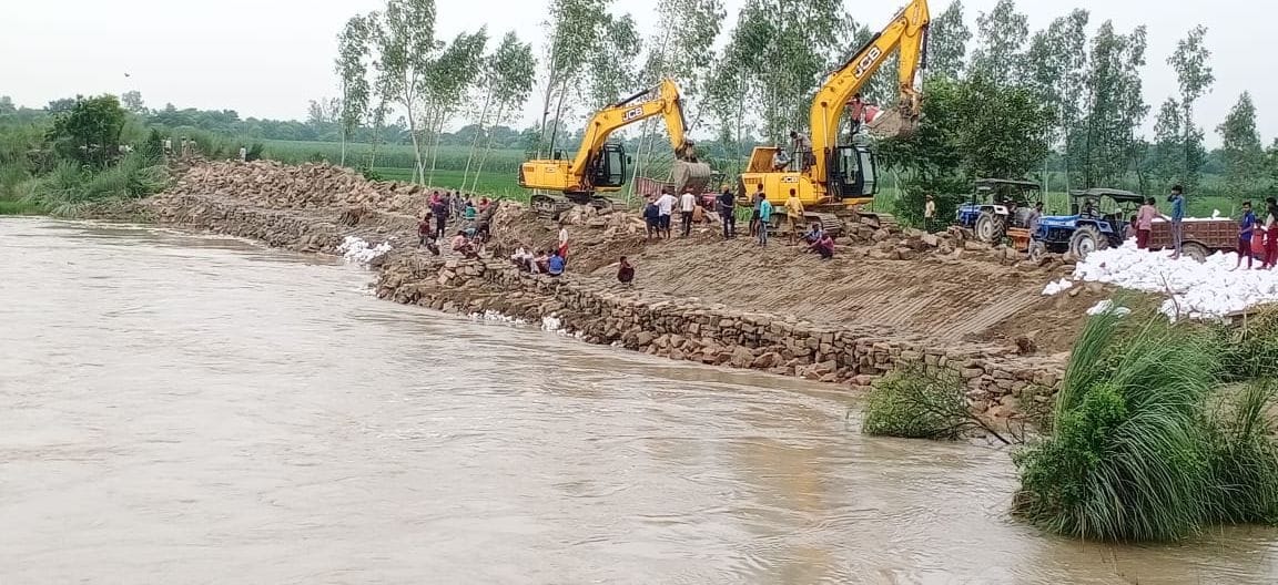 Flood in Ghaghra, water crosses the warning point