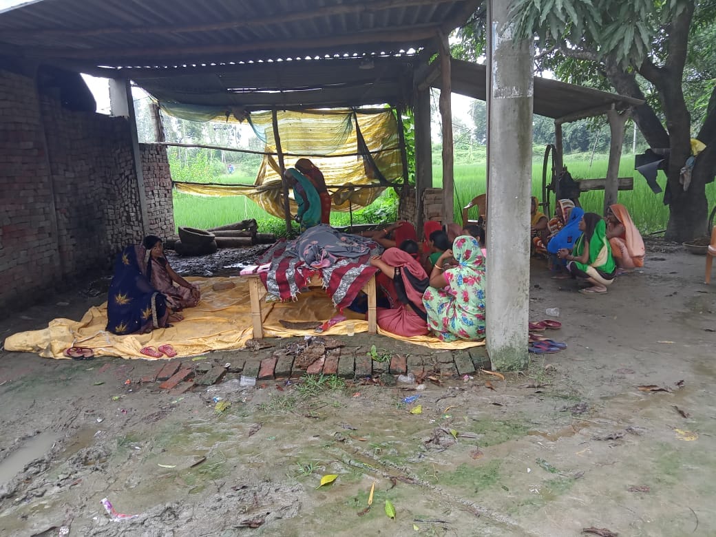 husband commited suicide by cut off by train after Wife dies due to brain hemorrhage in jaunpur love marriage seven years ago