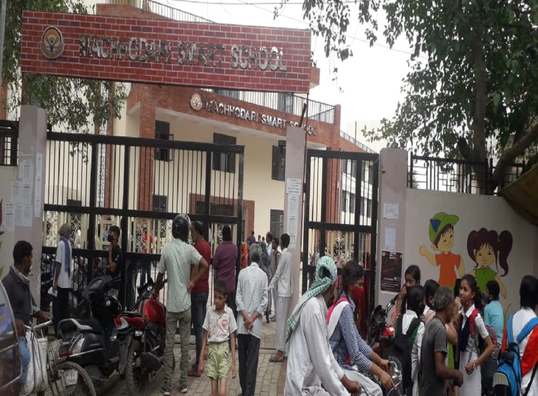 E lottery for admission in Machhodari Smart School varanasi parents created  ruckus for this  system