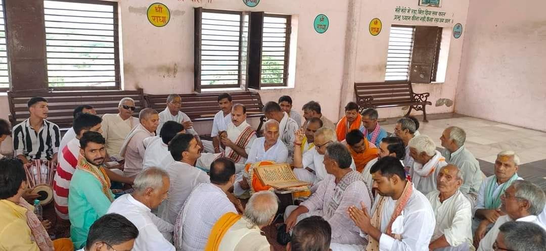 Mathura: Society singing is going on in Nand Bhavan