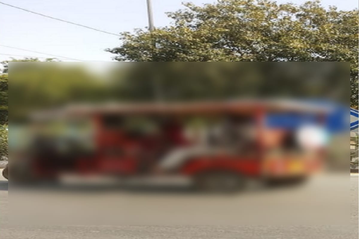 UP News: Fight between woman constable and e-rickshaw driver in Meerut