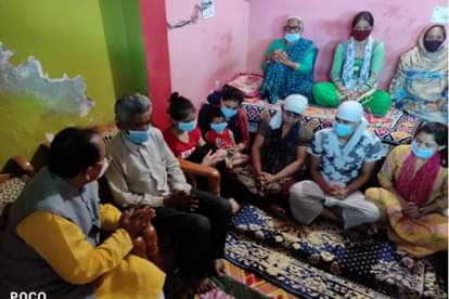 शहीद के परिजनों से बात करते राज्यमंत्री अजय भट्ट।