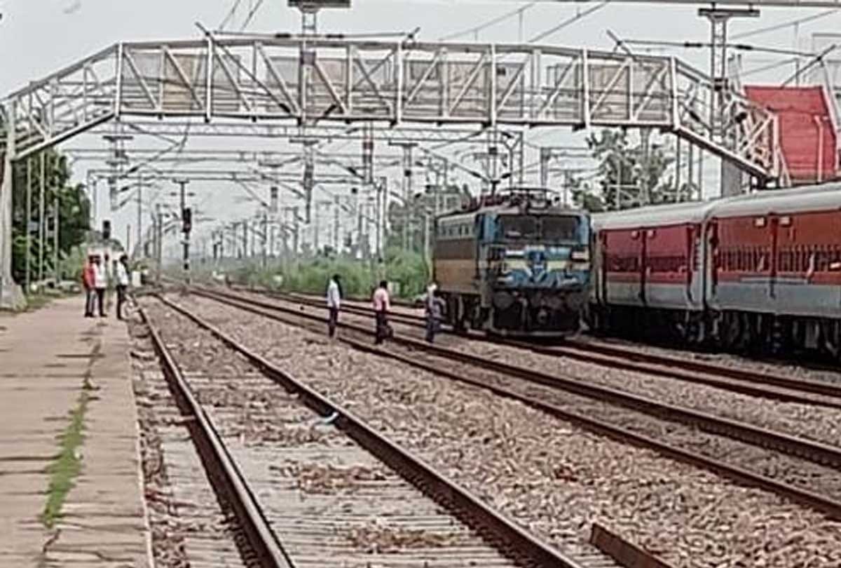 Jharkhand: Rail traffic resumed after nine hours of derailment, Naxalites had blasted the railway track