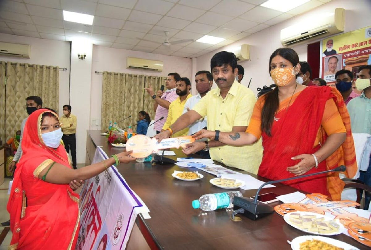Prime Minister's Housing Scheme: Minister Nand Gopal Gupta Nandi handed over the keys of the house to more than 100 poor