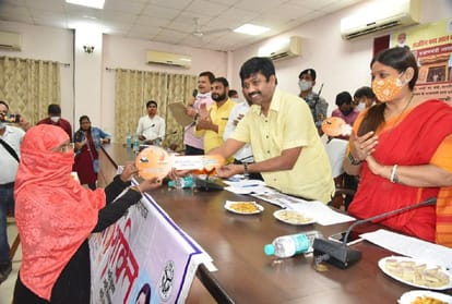 Prime Minister's Housing Scheme: Minister Nand Gopal Gupta Nandi handed over the keys of the house to more than 100 poor