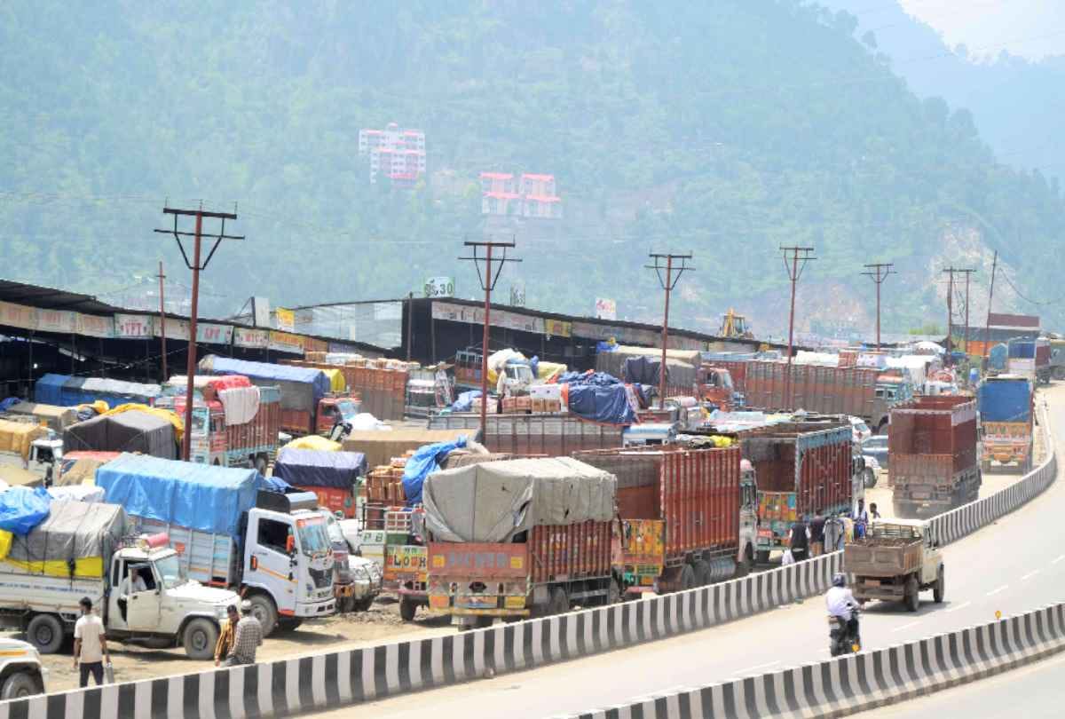 Trader absconded with apples worth one crore from 12 arhtiyas in solan himachal