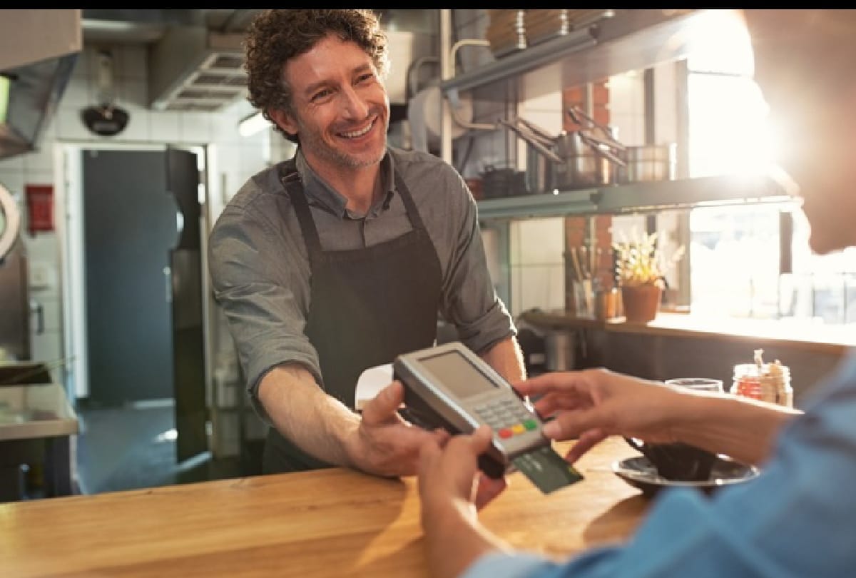 America Florida person gave 10,000 dollars tip to restaurant staff know what was the reason behind this
