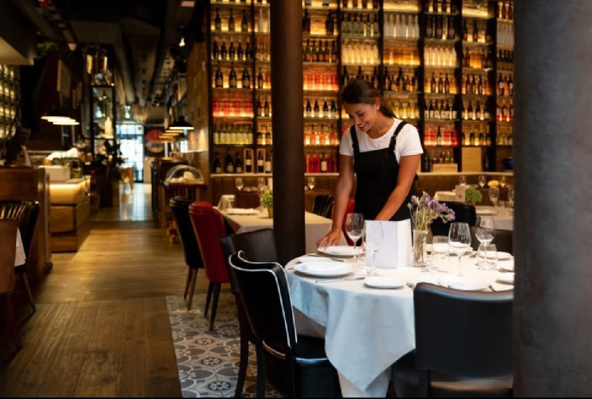 America Florida person gave 10,000 dollars tip to restaurant staff know what was the reason behind this