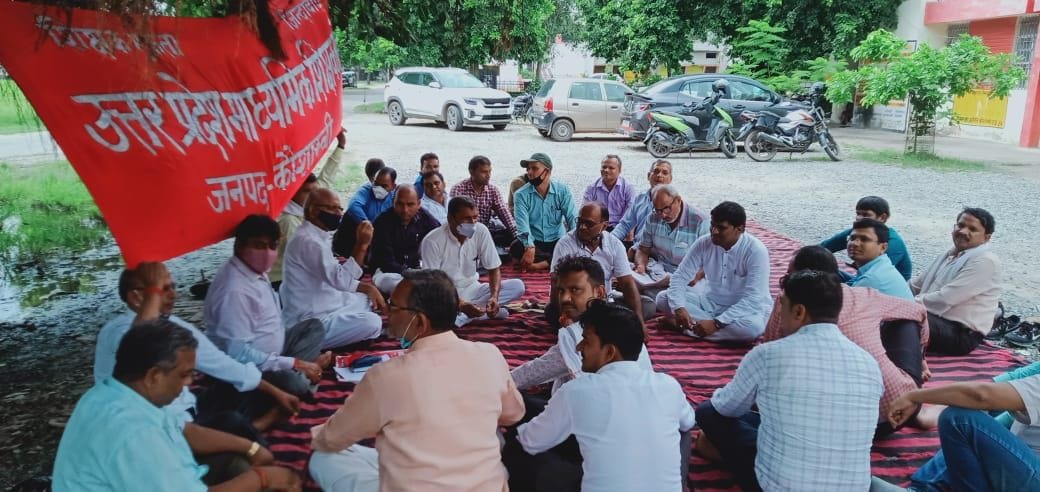 Teachers protested in front of DIOS office