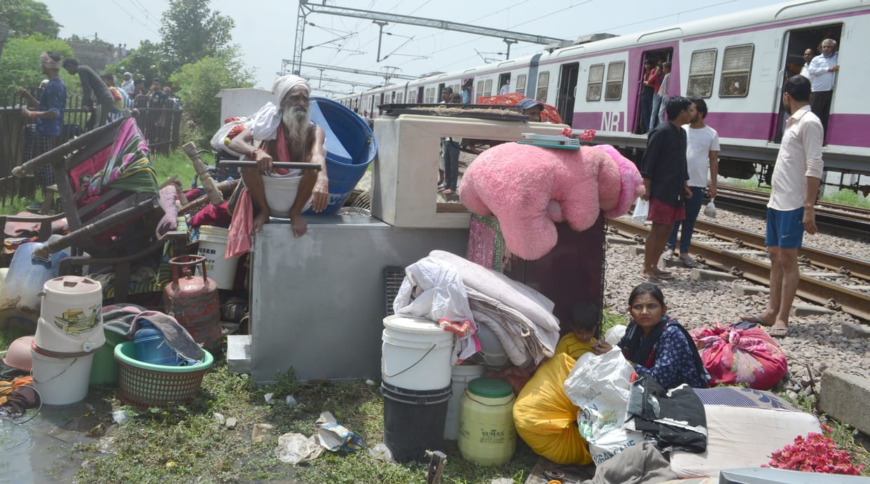 Demolition of 700 illegal constructions built on rail tracks