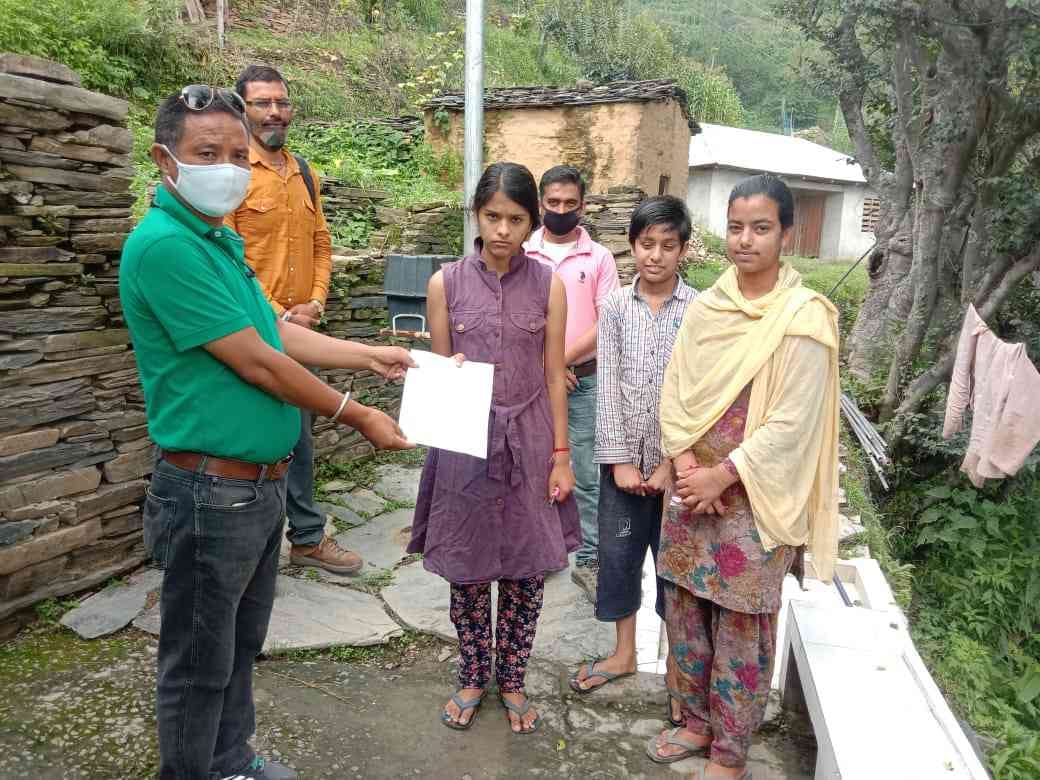 Teachers reacheing student's doorsteps to provide study material in Binoo school of Chail area in Solan