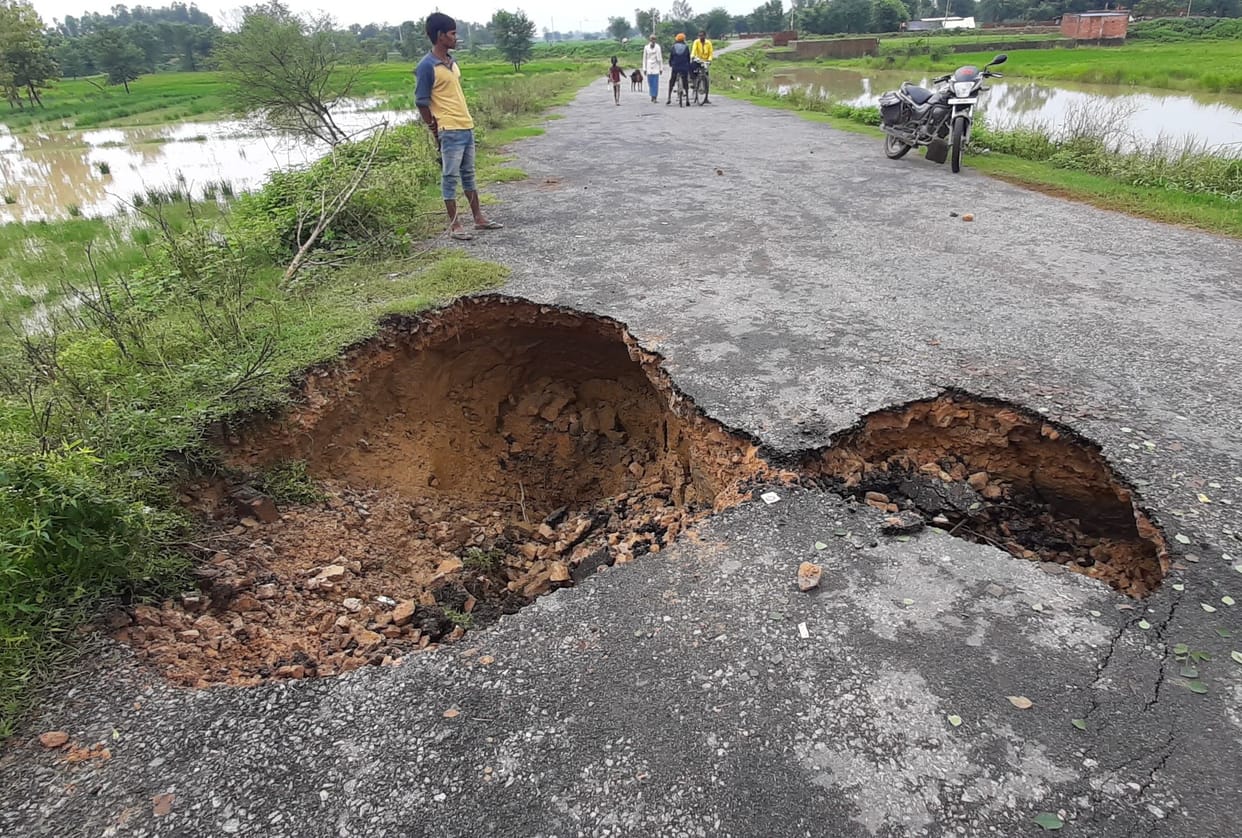 Pressure of waves on sunken roads, danger on 180 villages