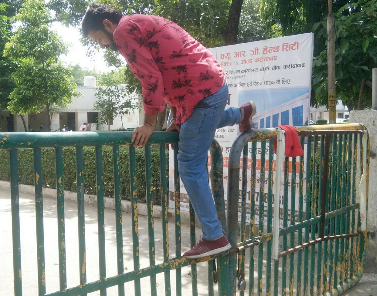 5 thousand workers of municipal corporation on strike, lock on the gate