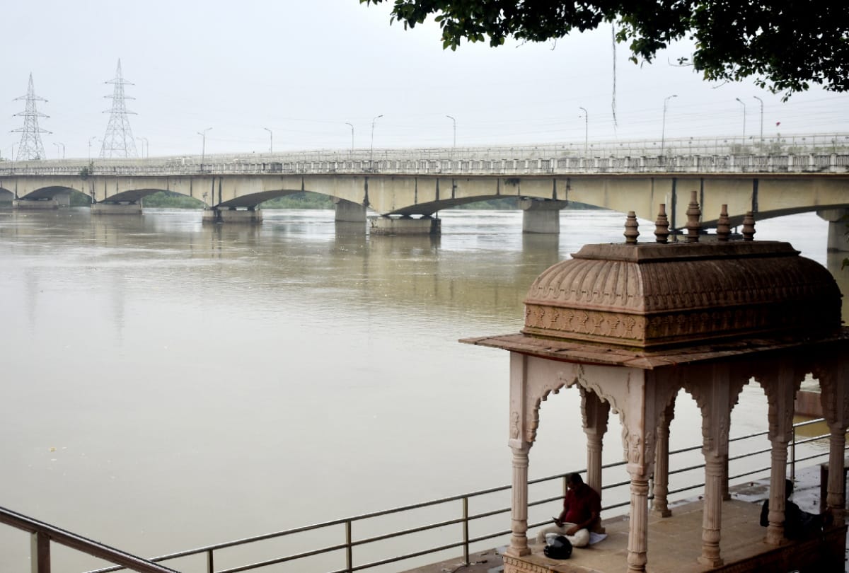 Gorakhpur Flood News Update on Saruatal engulfed water on Moosabar Chithri road
