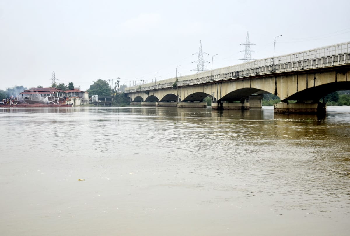 Gorakhpur Flood News Update on Saruatal engulfed water on Moosabar Chithri road